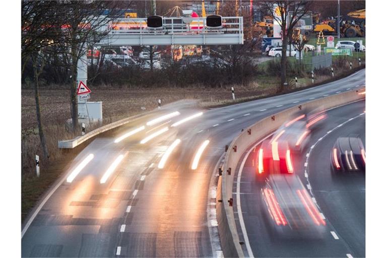 Die Pilotanlage bei Laatzen misst die Durchschnittsgeschwindigkeit auf einer rund zwei Kilometer langen Strecke - nicht an nur einer Stelle. Dafür werden kurzfristig die Kennzeichen aller Autos erfasst. Foto: Julian Stratenschulte/dpa