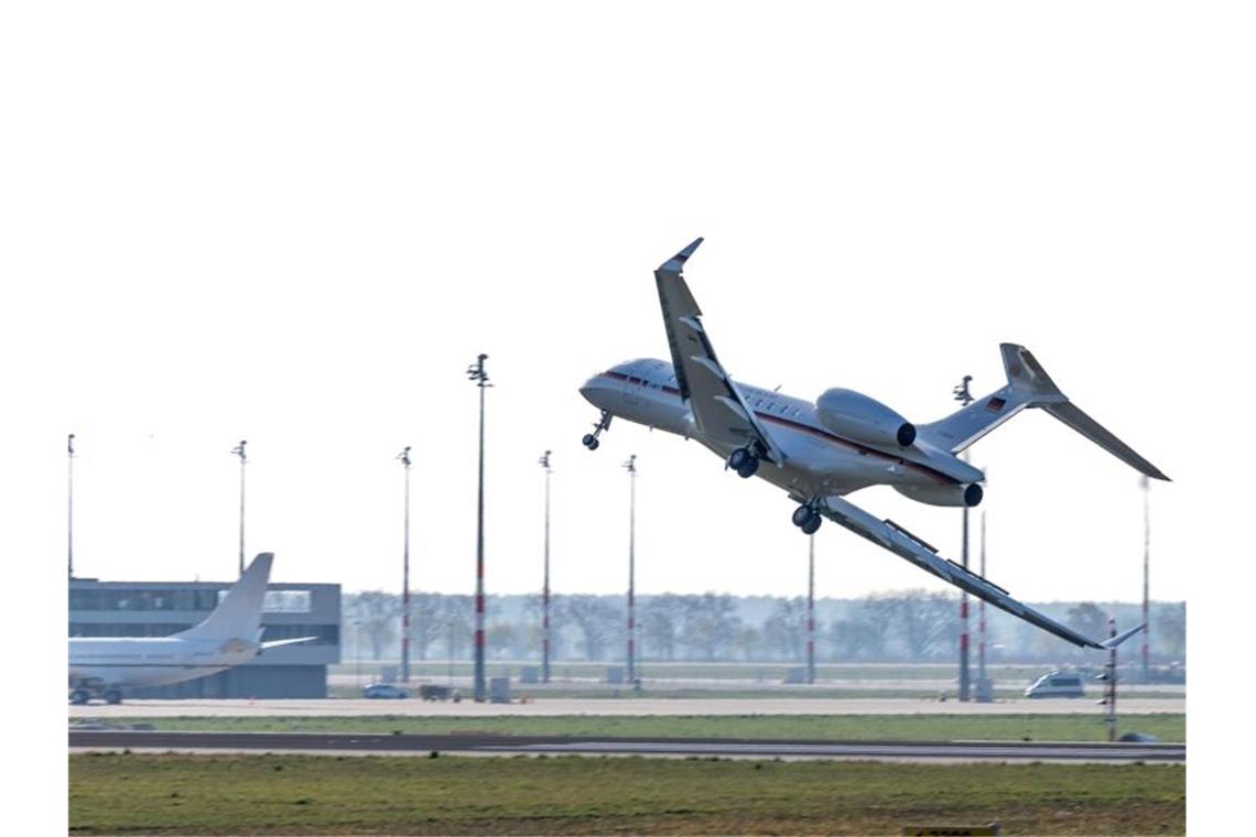 „Spiegel“: Regierungsflugzeug ist nach Bruchlandung Schrott Die Piloten vermieden im April bei der Landung der Regierungsmaschine in Berlin-Schönefeld nur knapp eine Katastrophe. Foto: Marcel Russ