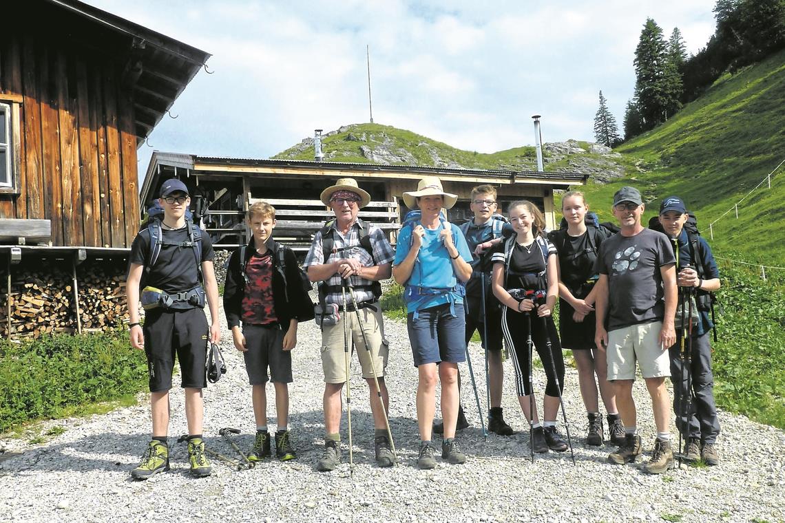 Zu Fuß über die Alpen Die Pioniere der Conrad-Weiser-Schule samt ihren erwachsenen Begleitern.