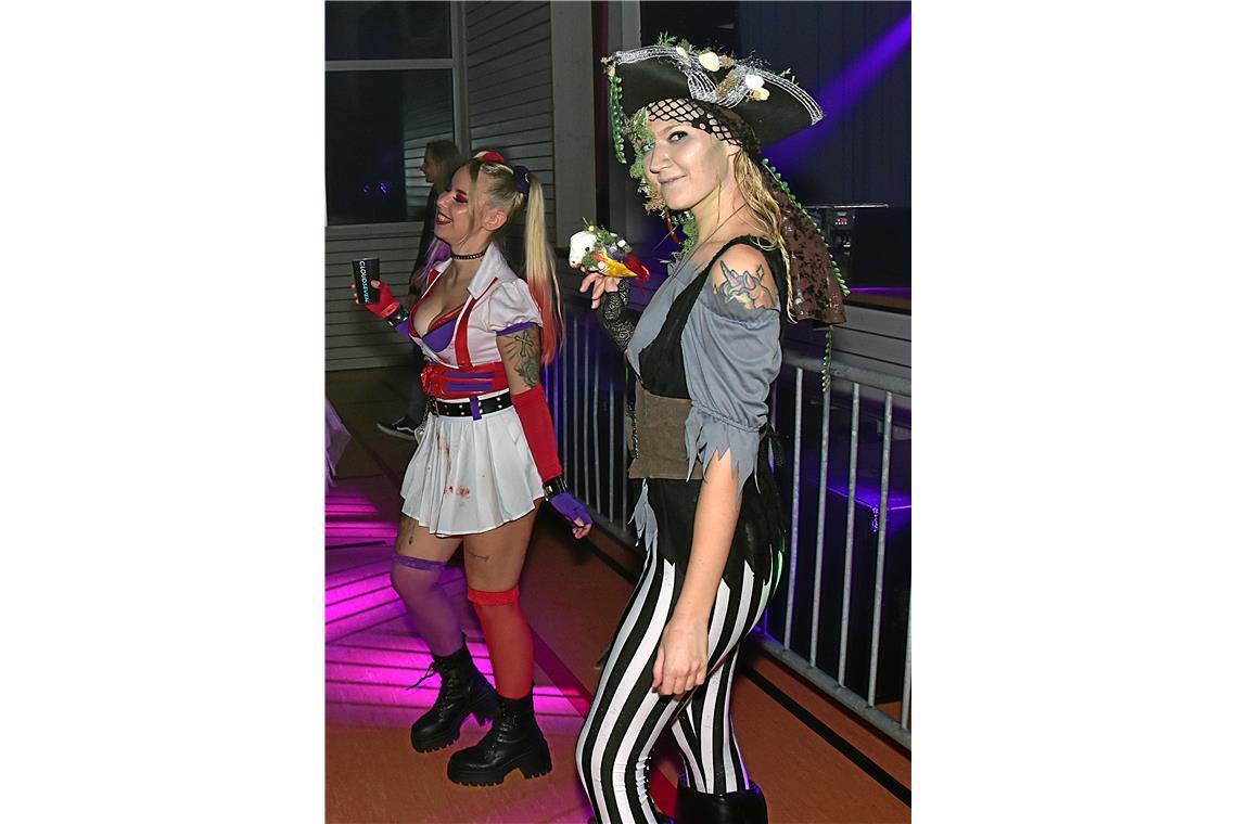 Die Piratenbraut beim Abtanzen. CLOUDSEVEN HALLOWEEN-Party in der Gemeindehalle ...