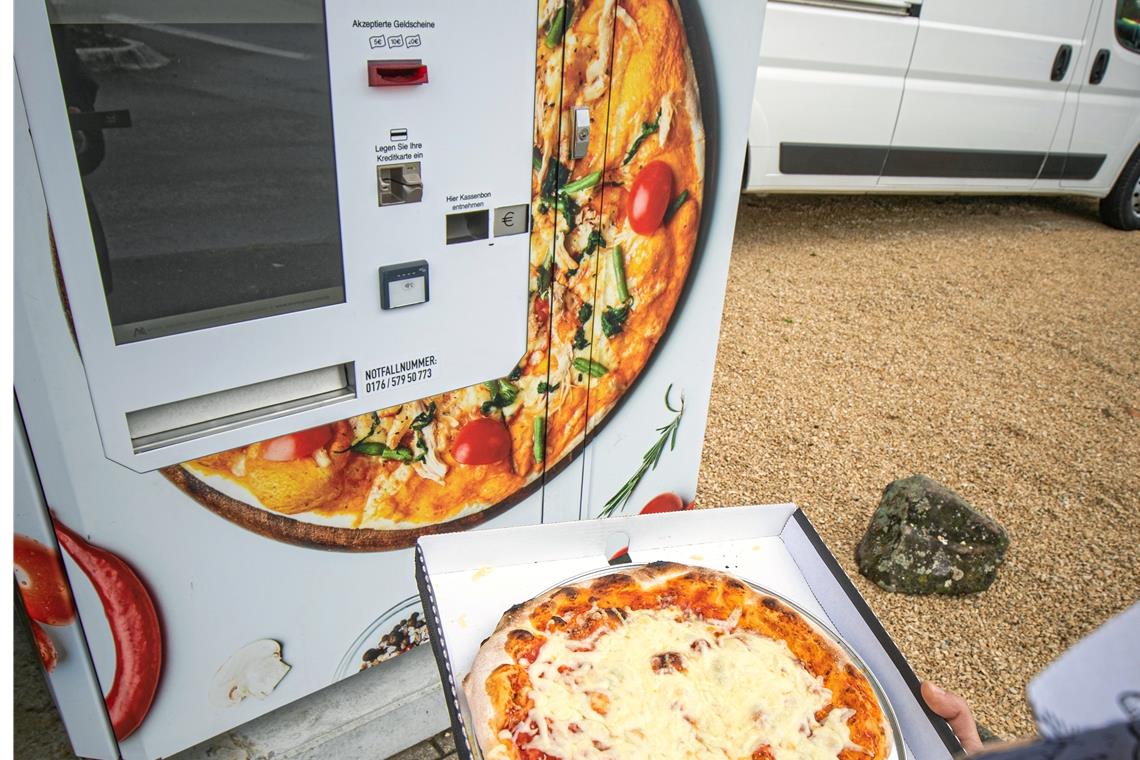 Automat spuckt Pizzen aus Die Pizza — hier „quattro formaggi“ — kommt je nach Wunsch heiß oder kalt aus dem Automaten. Man kann die Pizza auch erst daheim aufwärmen und essen. Foto: A. Becher