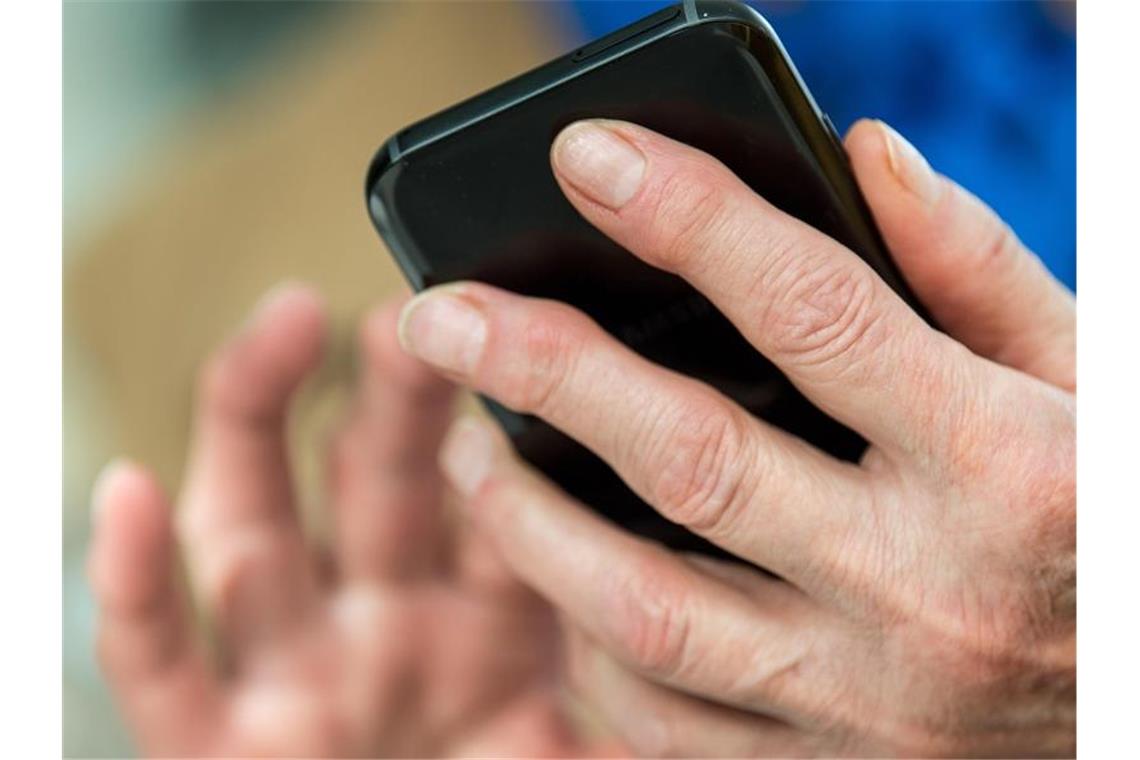 Kanzleramt hält Corona-Tracking-App für vielversprechend Die Pläne für eine Smartphone-App zur Nachverfolgung von Corona-Infektionsketten für Betroffene nehmen an Fahrt auf. Foto: Sebastian Gollnow/dpa