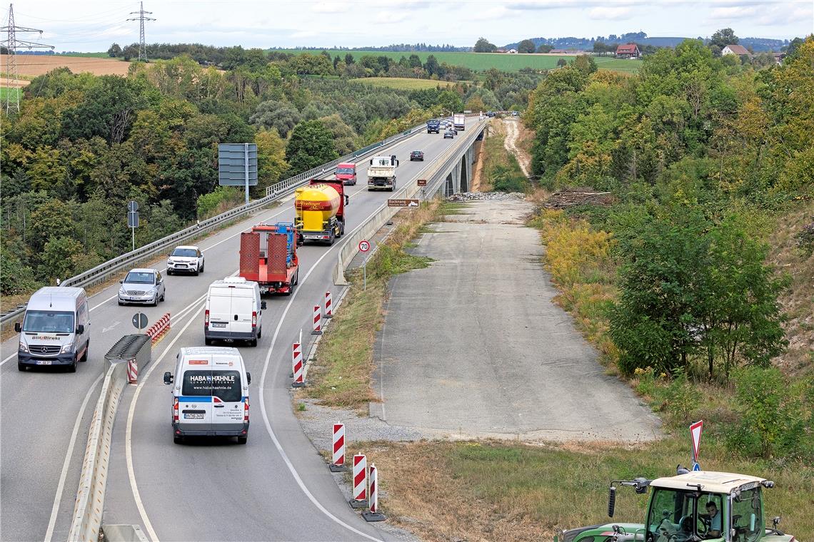 2022 vier B-14-Baustellen gleichzeitig Die Pläne sehen vor, dass ab Mitte 2021 das zweite Viadukt gebaut wird. Aber der Start des Brückenbaus ist schon mehrfach angekündigt und immer wieder verschoben worden. Trotz des äußeren Stillstands laufen die Planungsarbeiten für das Gesamtprojekt auf Hochtouren weiter. Foto: J. Fiedler
