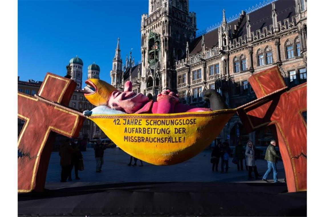 „Maria 2.0“ macht Benedikt XVI. weiter schwere Vorwürfe Die Plastik „Der Hängemattenbischof“ steht auf dem Marienplatz in München. Foto: Sven Hoppe/dpa