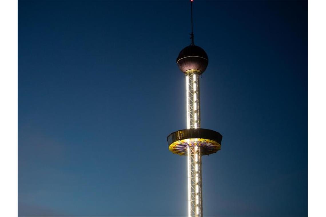 Freizeitpark-Besucher bleiben in 60 Meter Höhe stecken Die Plattform des Aussichtsturm steckt in 60 Metern Höhe fest. Foto: Daniel Karmann