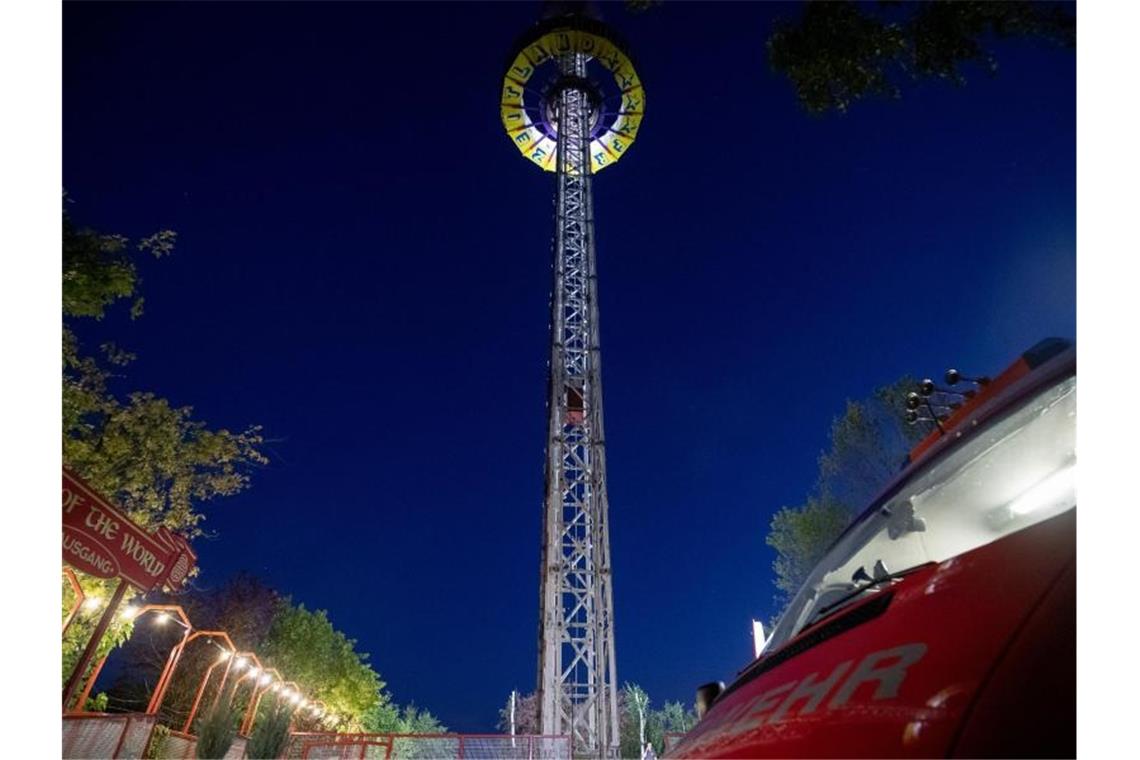 Die Plattform eines Aussichtsturm eines fränkischen Freizeitparks steckt in 60 Metern Höhe fest. Foto: Daniel Karmann