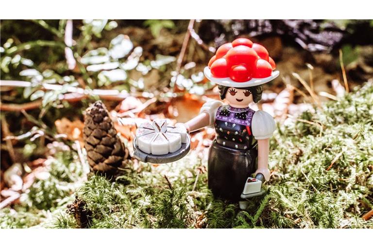 Die Playmobil-Sonderfigur „Schwarzwald Marie“ in klassischer Tracht, mit Schwarzwälder Kirschtorte und dem markanten roten Bollenhut.