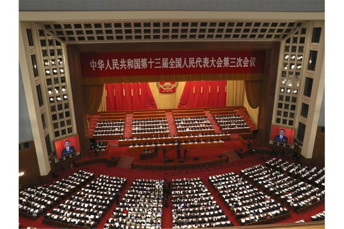Die Plenarsitzung des chinesischen Volkskongresses findet in der Großen Halle des Volkes statt. Foto: Ng Han Guan/Pool AP/dpa