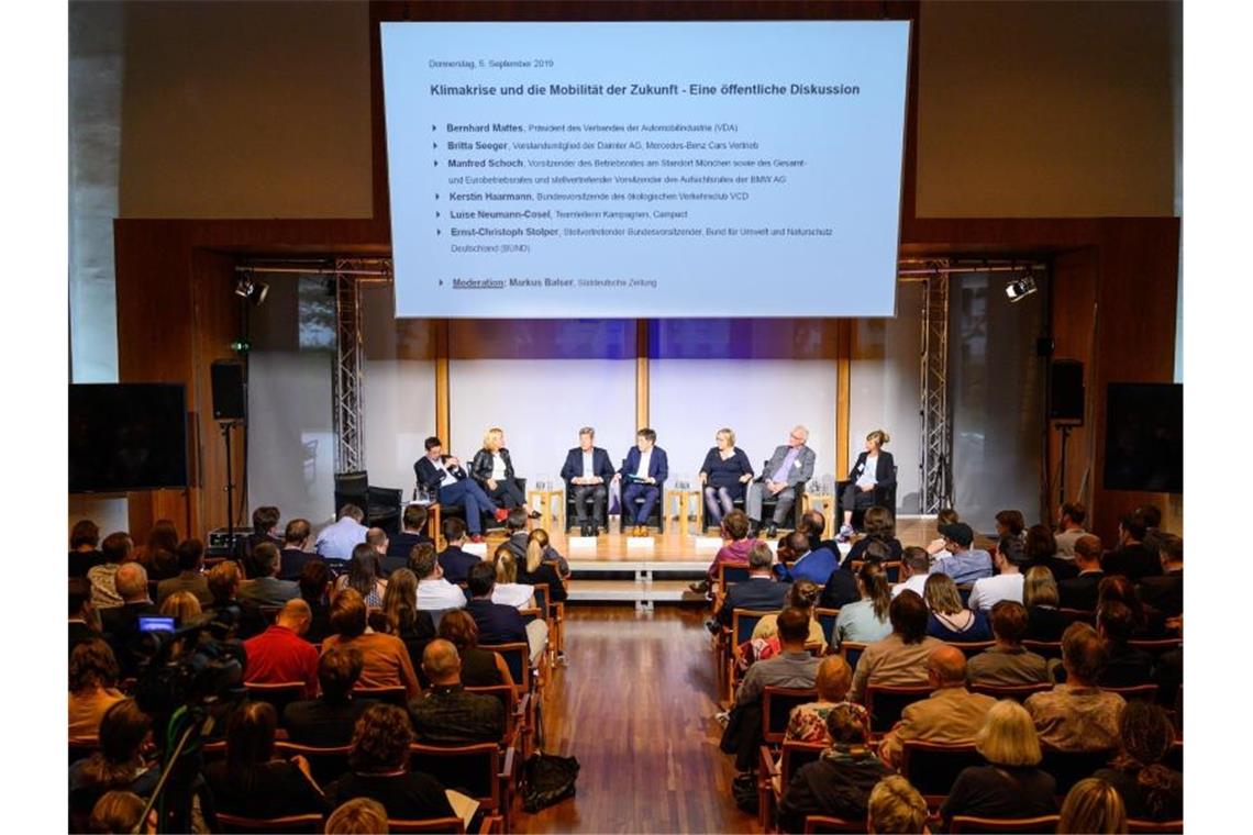 Im SUV auf Katastrophenkurs? Autobauer treffen ihre Kritiker Die Podiumsdiskussion zur „Klimakrise und die Mobilität der Zukunft“ erhitzte die Gemüter. Foto: Christophe Gateau