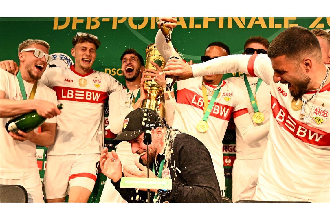 VfB im Rausch: Pokal-Party und neues Briefpapier Die Pokalsieger überraschten ihren Trainer mit einer Sektdusche.
