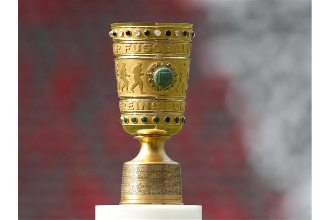 Die Pokaltrophäe winkt dem Gewinner des DFB-Pokalwettbewerbs. Foto: Jan Woitas/dpa/Archiv