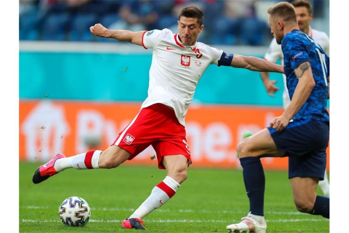 Die Polen um Weltfußballer Robert Lewandowski (l) taten sich schwer. Foto: Igor Russak/dpa