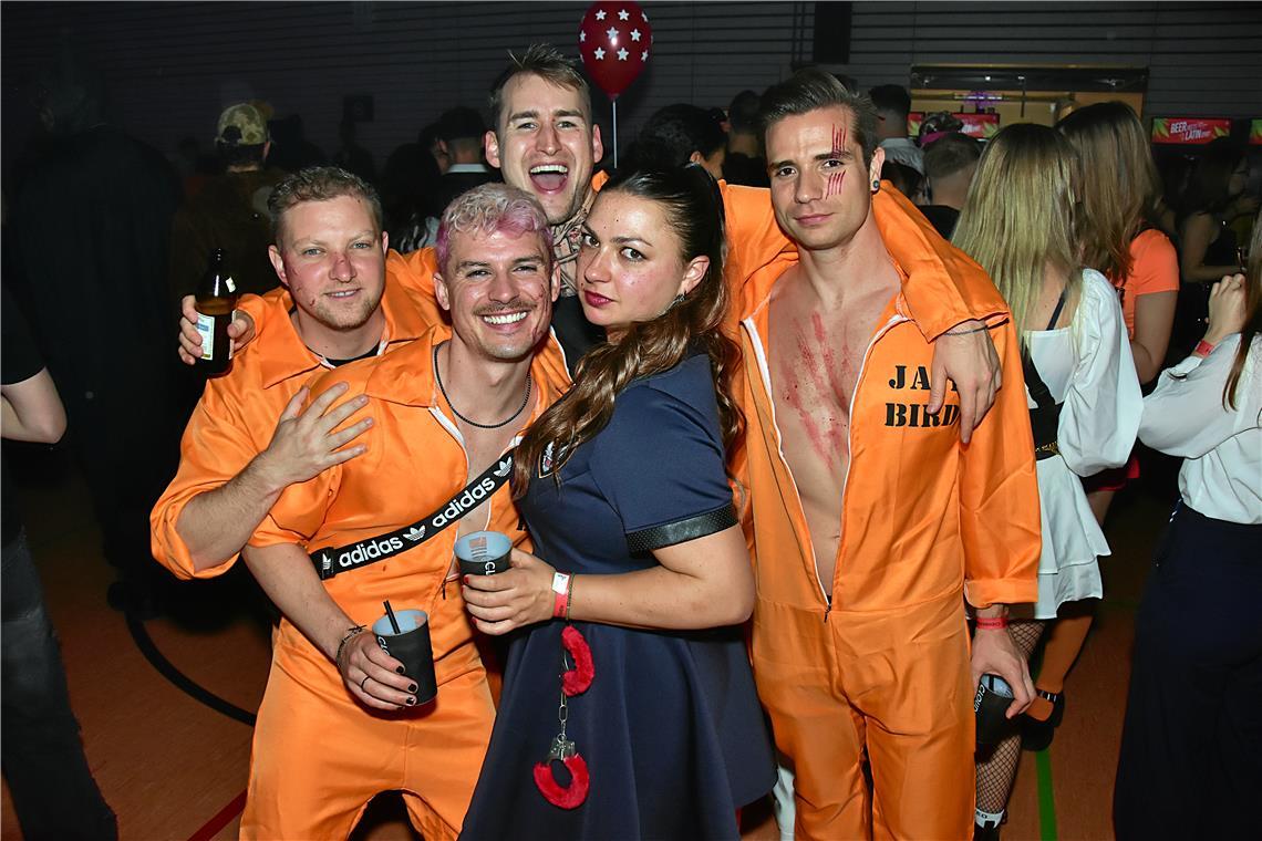 Die Police-Lady zückt bei den Häftlingen die Handschellen. CLOUDSEVEN HALLOWEEN-...