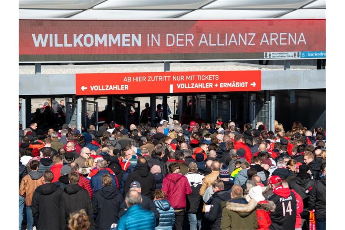 Die Politik muss über eine mögliche Rückkehr der Fußball-Fans in die Stadien entscheiden. Foto: Sven Hoppe/dpa