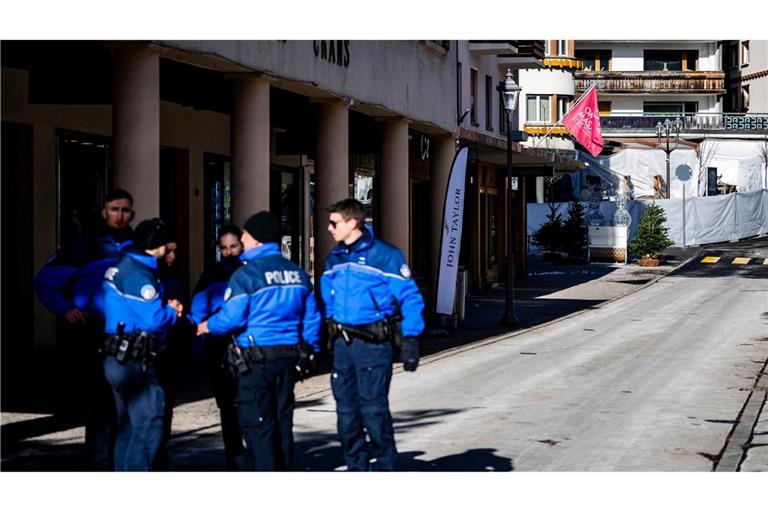 Die Polizei äußert sich nicht zu Spekulationen über die Ursache für das Feuer.