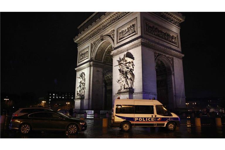 Die Polizei am Tatort: dem Arc de Triomphe.