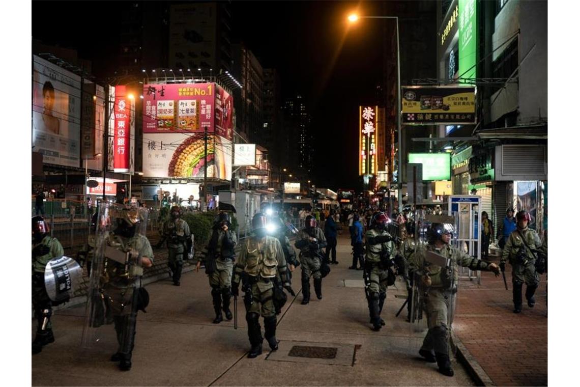 Krawalle in Hongkong: Regierungsgegner erzielen Teilerfolg Die Polizei auf den Straßen: Aus Angst vor neuen gewalttätigen Ausschreitungen bei den Protesten in der Stadt hatte der U-Bahn-Betreiber der Metropole das gesamte Netz am Wochenende stillgelegt. Foto: Felipe Dana/AP/dpa