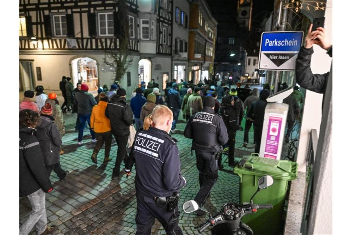 Tausende demonstrieren gegen Corona-Maßnahmen Die Polizei begleitet eine Demo gegen die politischen Maßnahmen zur Eindämmung der Corona-Pandemie in Ravensburg. Foto: Felix Kästle/dpa