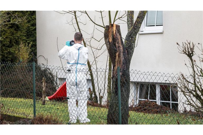 Die Polizei bei der Spurensicherung.