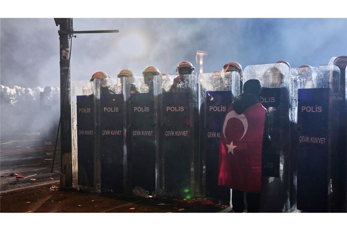 Die Polizei beklagt mehr als 120 verletzte Beamte.