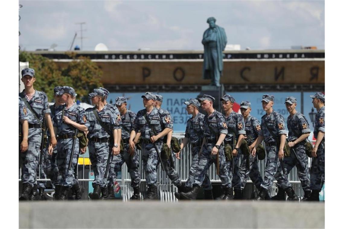 Aktivisten: 1370 Festnahmen bei Kundgebung in Moskau Die Polizei bereitet die Blockade einer Straße im Zentrum von Moskau vor. Foto: Pavel Golovkin/AP