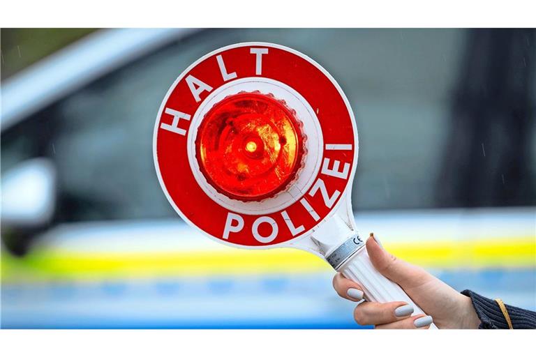 Die Polizei beschlagnahmt einen hochwertigen Sportwagen. (Symbolbild)