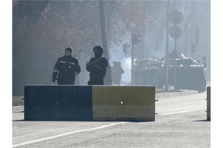 Die Polizei blockiert eine Straße in Almaty, um den Verkehr zu kontrollieren. Foto: Uncredited/AP/dpa