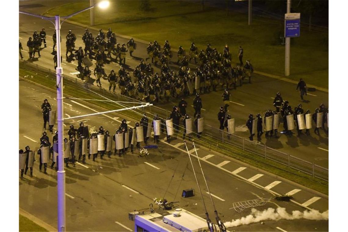 Die Polizei blockiert einen Platz in Minsk. Foto: Uncredited/AP/dpa