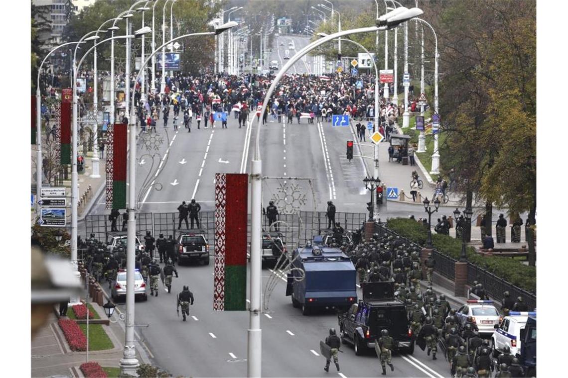 Polizei in Belarus setzt und Blend- und Lärmgranaten ein Die Polizei blockiert während der Oppositionskundgebung in Minsk eine Straße. Foto: -/AP/dpa