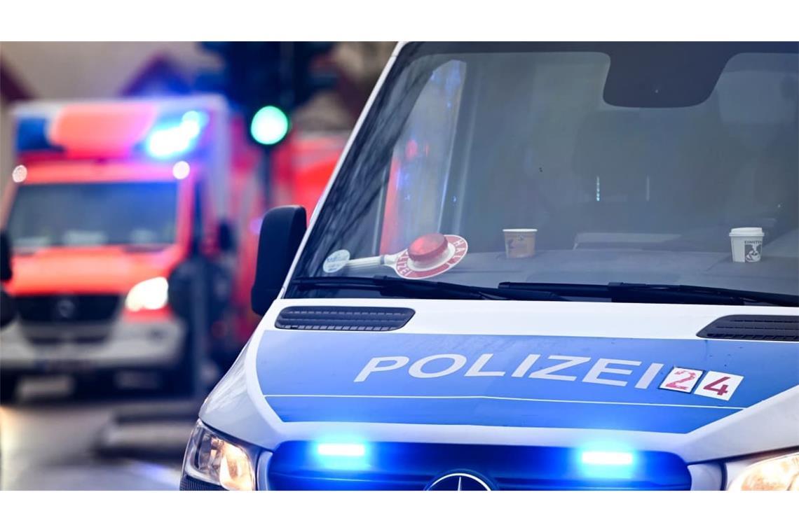 Die Polizei brachte die drei beteiligten Personen auf die Wache, der Rettungsdienst versorgte die Verletzen. (Symbolfoto)