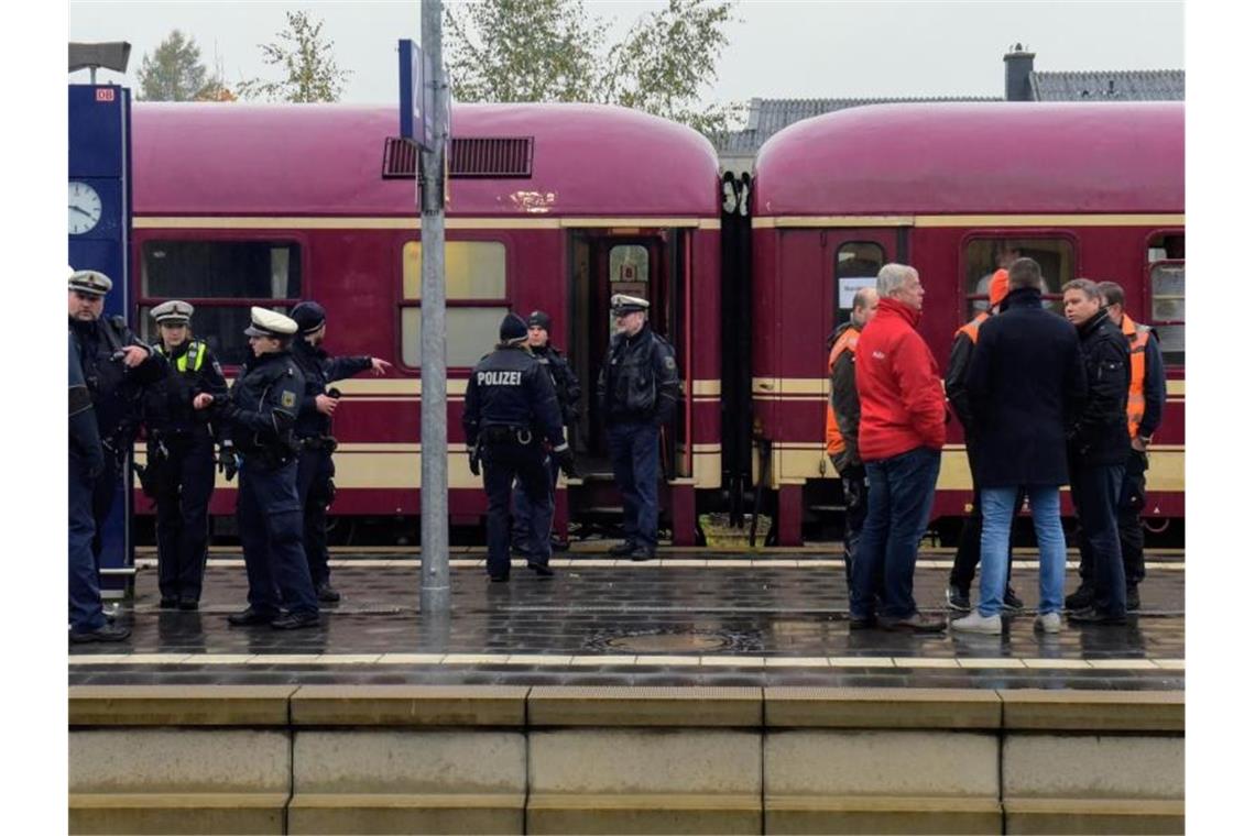 Die Polizei Dortmund führt gemeinsam mit der Bundespolizei Befragungen sowie eine Spurensuche im Partyzug durch und nimmt die Personalien der Fahrgäste auf. Foto: Günter Benning/dpa