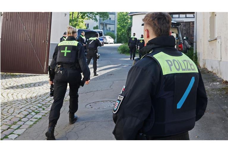 Die Polizei durchsucht am Dienstag ein Gebäude in Thüringen.