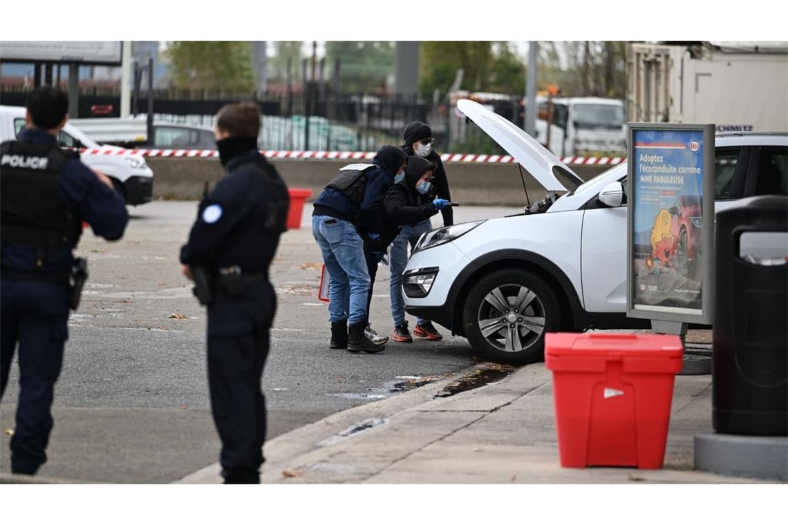Die Polizei durchsucht nach Schüssen in Trappes vor den Toren von Paris ein Auto an einer Tankstelle. Ein Mann in einem Auto hat in Gemeinden bei Paris auf offener Straße mehrere Schüsse abgefeuert.