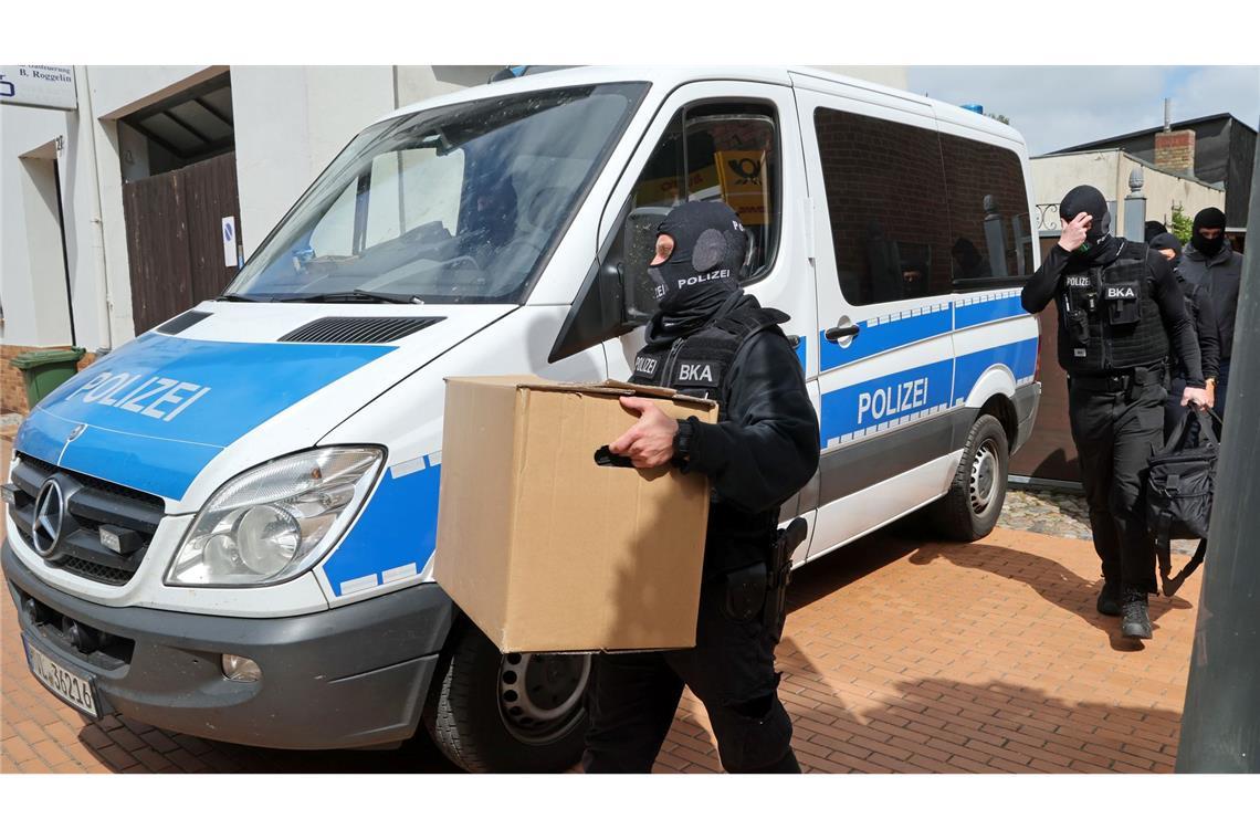 Die Polizei durchsuchte im Mai 2025 Gebäude in mehreren Bundesländern. (Archivbild)