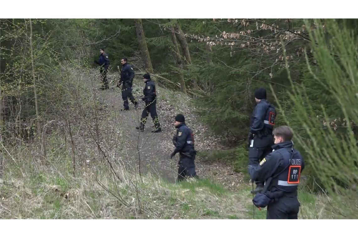Leiche im Westerwald gefunden – mutmaßlicher Dreifachmörder? Die Polizei durchsuchte kurz nach der Tat auch ein nahegelegenes Waldgebiet. (Archivbild)