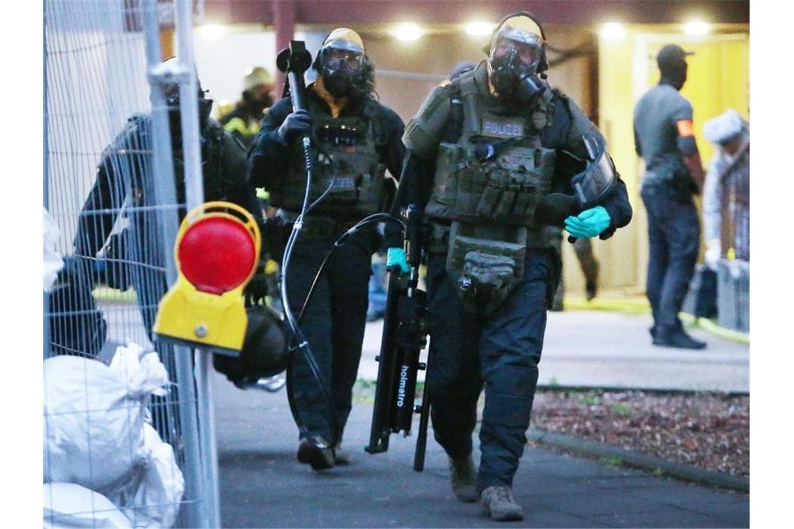 Die Polizei entdeckte in zwei Kölner Hochhauswohnungen ein Bomben- und Giftlabor. Foto: David Young/dpa