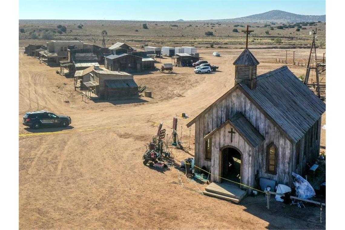 Nach Tod bei Baldwin-Dreh: Details zur Munition unklar Die Polizei ermittelt auf dem Set des Western „Rust“ nach einem tödlichen Schuss mit einer Requisitenwaffe. Foto: Roberto E. Rosales/Albuquerque Journal via ZUMA/dpa