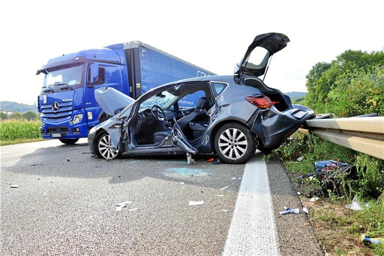 Die Polizei ermittelt derzeit noch den genauen Unfallhergang  Der Sachschaden an den Fahrzeugen und den Leitplanken beträgt etwa 50000 Euro. Foto: 7aktuell.de/Kevin Lermer
