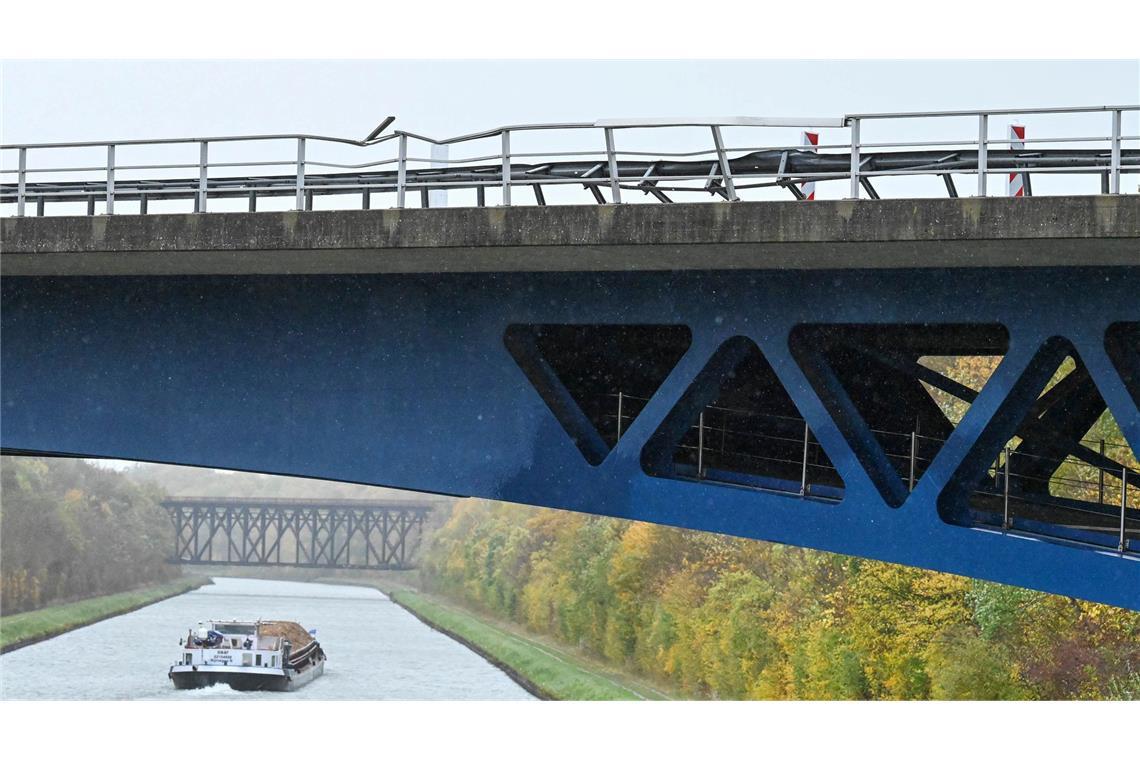 Die Polizei ermittelt die Hintergründe des Unfalls an der Brücke.