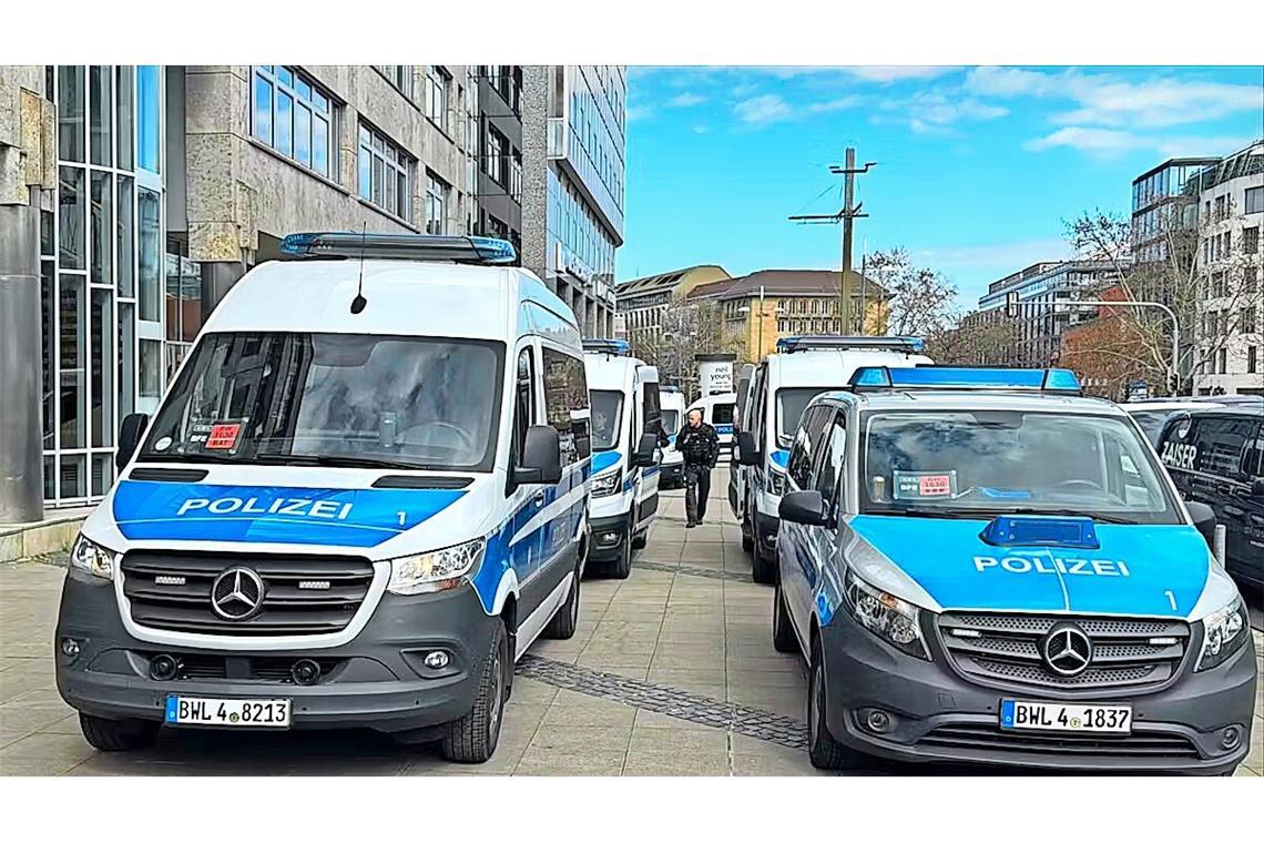 Hitlergruß gezeigt? Polizei ermittelt Die Polizei ermittelt nach den Demos – unter anderem wegen verfassungswidriger Gesten, die gezeigt wurden. Die Polizei ermittelt nach den Demos – unter anderem wegen verfassungswidriger Gesten, die gezeigt wurden.