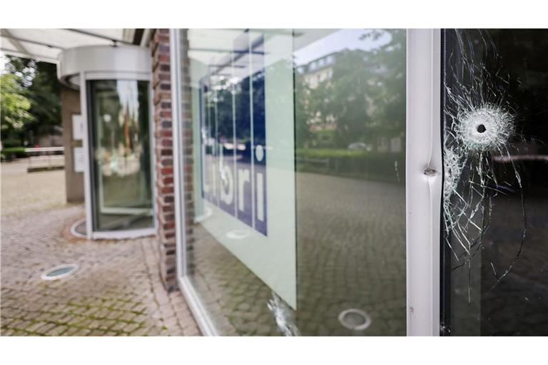 Die Polizei ermittelt nach Schüssen auf das Gebäude eines Buchgroßhändlers in Hamburg-Altona.