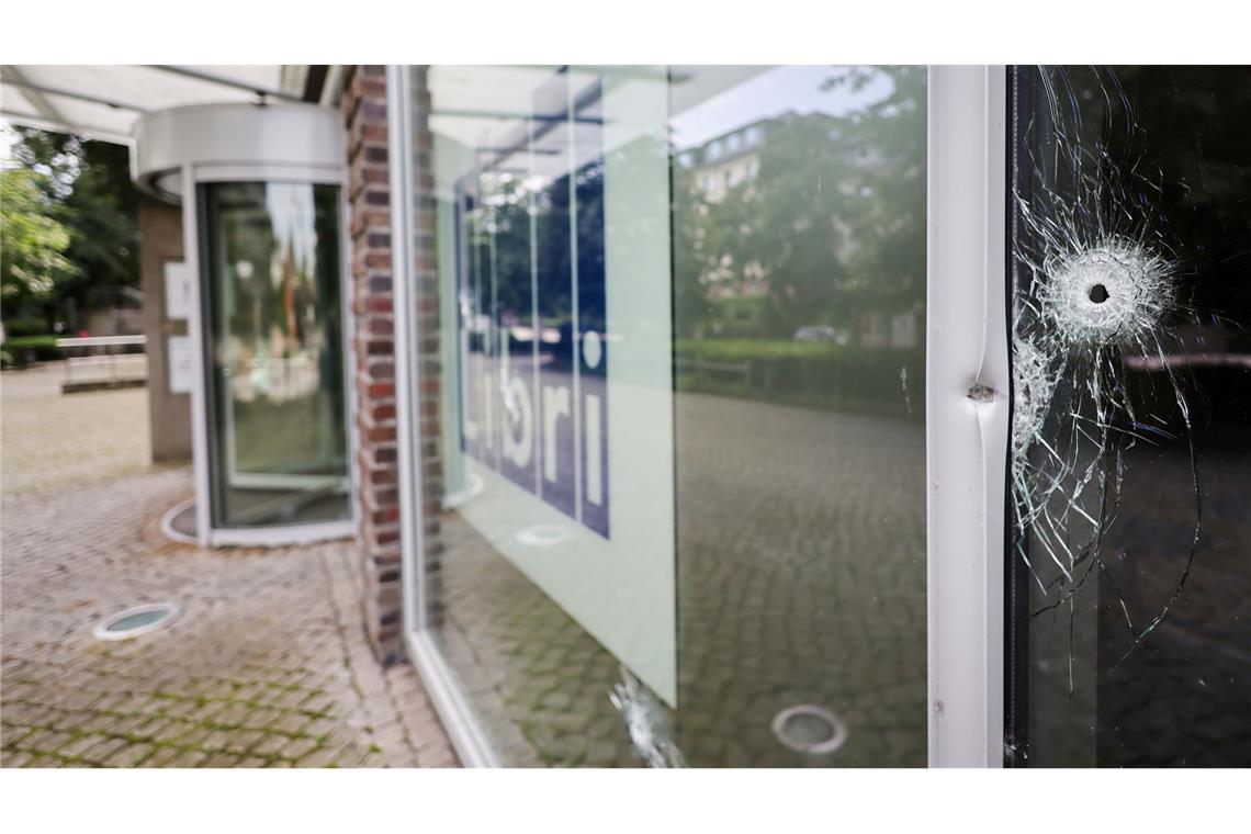 Die Polizei ermittelt nach Schüssen auf das Gebäude eines Buchgroßhändlers in Hamburg-Altona.