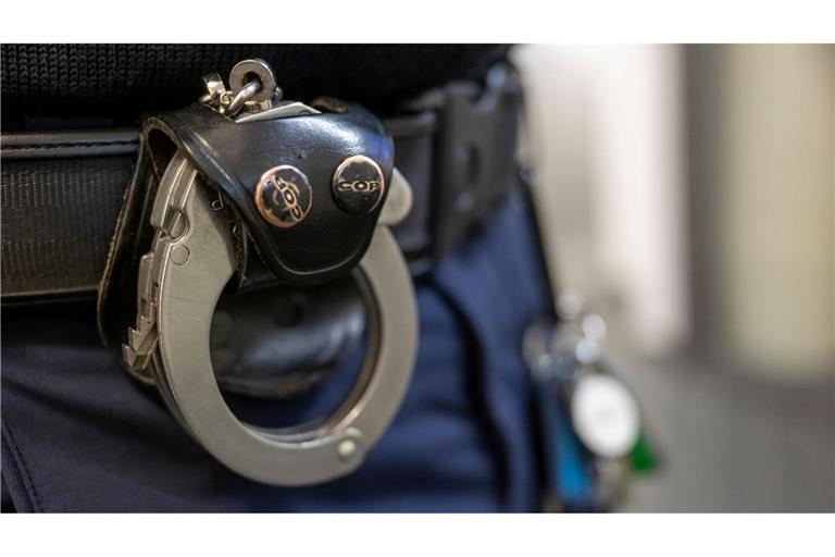 Die Polizei ermittelt nun unter anderem wegen räuberischen Diebstahls gegen den 41-Jährigen. (Symbolbild)