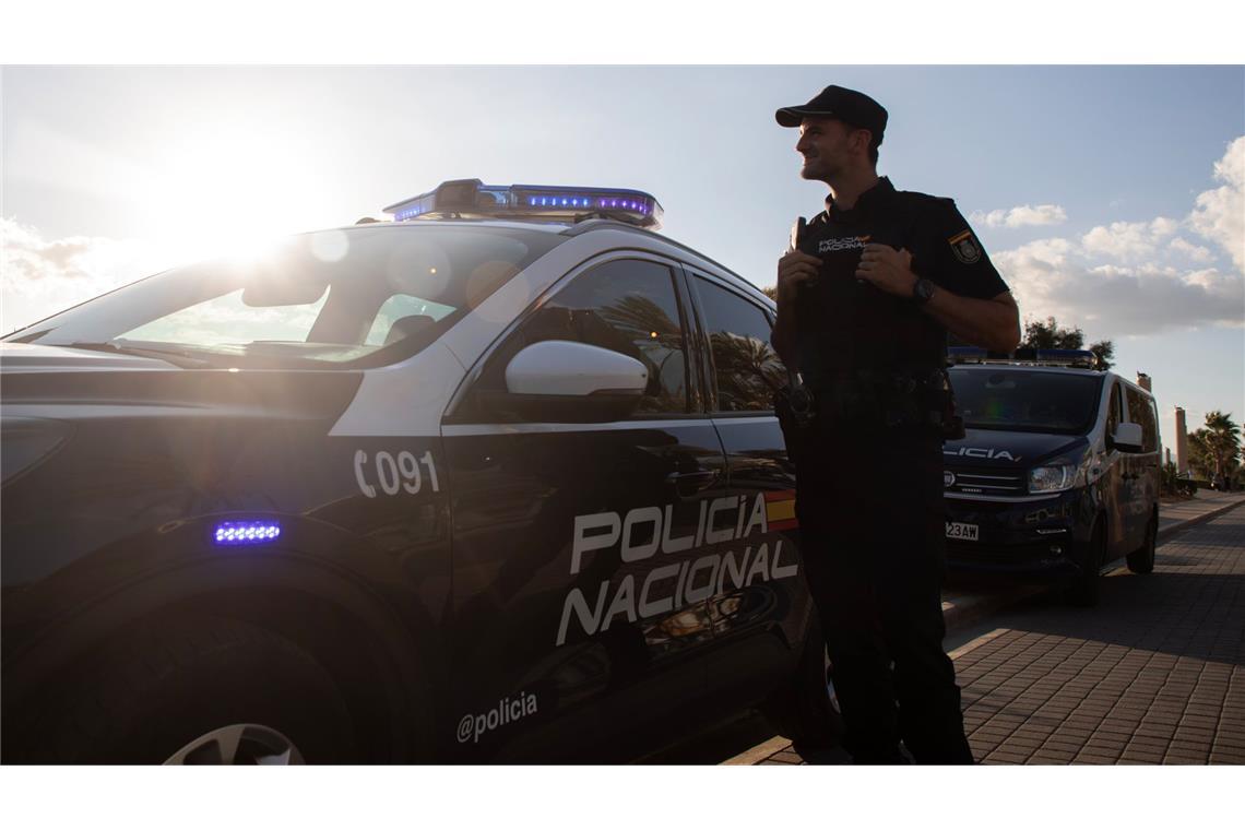 Mann lebt einen Monat lang neben Leiche seiner Mutter Die Polizei ermittelt (Symbolbild).