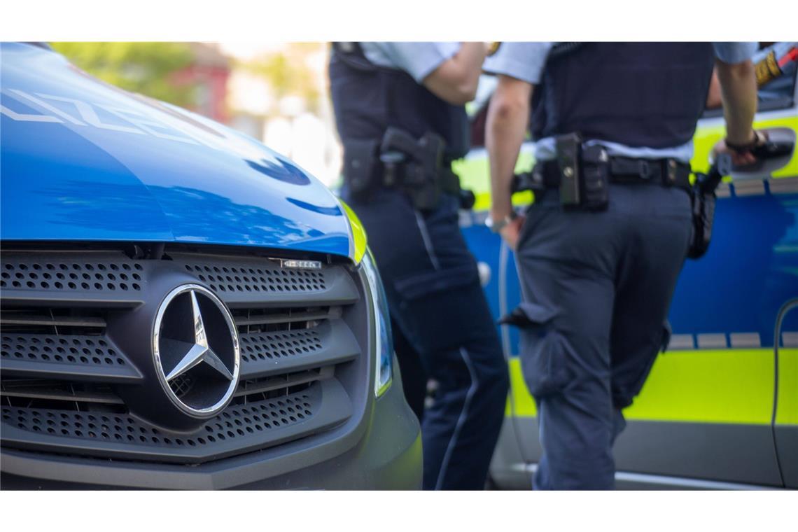 Unbekannte schmieren 171 Hakenkreuze auf Boden vor Supermarkt Die Polizei ermittelt. (Symbolfoto)