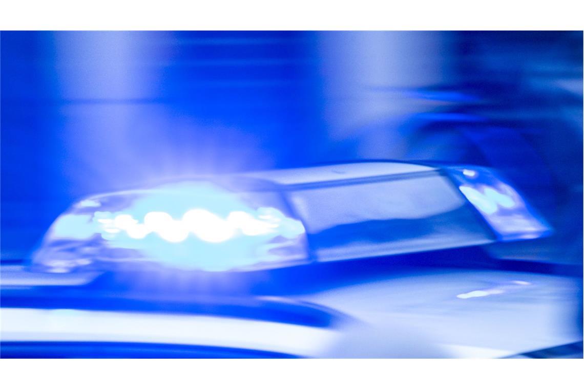 Aus Ärger über Fahrstil: Mann mit Blaulicht stoppt Fahrerin Die Polizei ermittelt unter anderem wegen Amtsanmaßung und Nötigung im Straßenverkehr (Symbolbild).