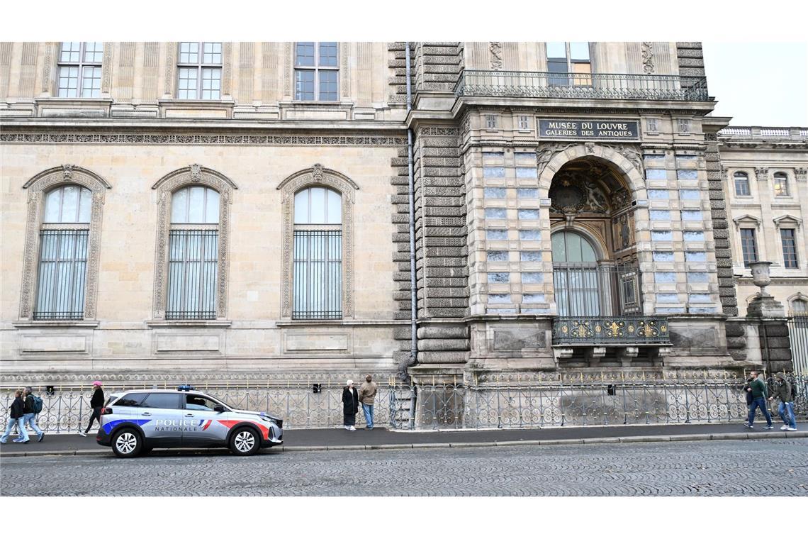 Louvre-Diebstahl: Kritik an Sicherheitslücken wächst Die Polizei ermittelt weiter am Tatort.