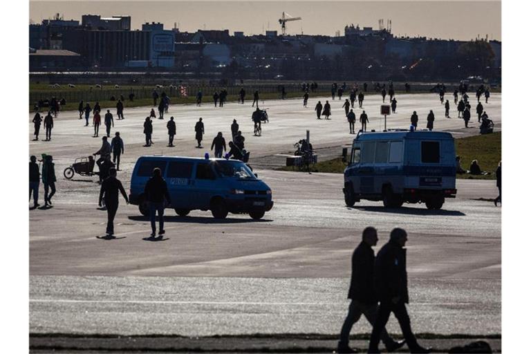 Die Polizei fährt zwischen Spaziergängern auf dem Tempelhofer Feld in Berlin und kontrolliert die Einhaltung der Corona-Regeln. Foto: Fernando Gutierrez-Juarez/dpa-Zentralbild/dpa
