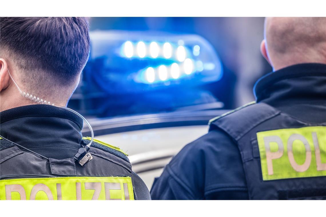 Die Polizei fahndet nach den beiden Angreifern. (Symbolfoto)