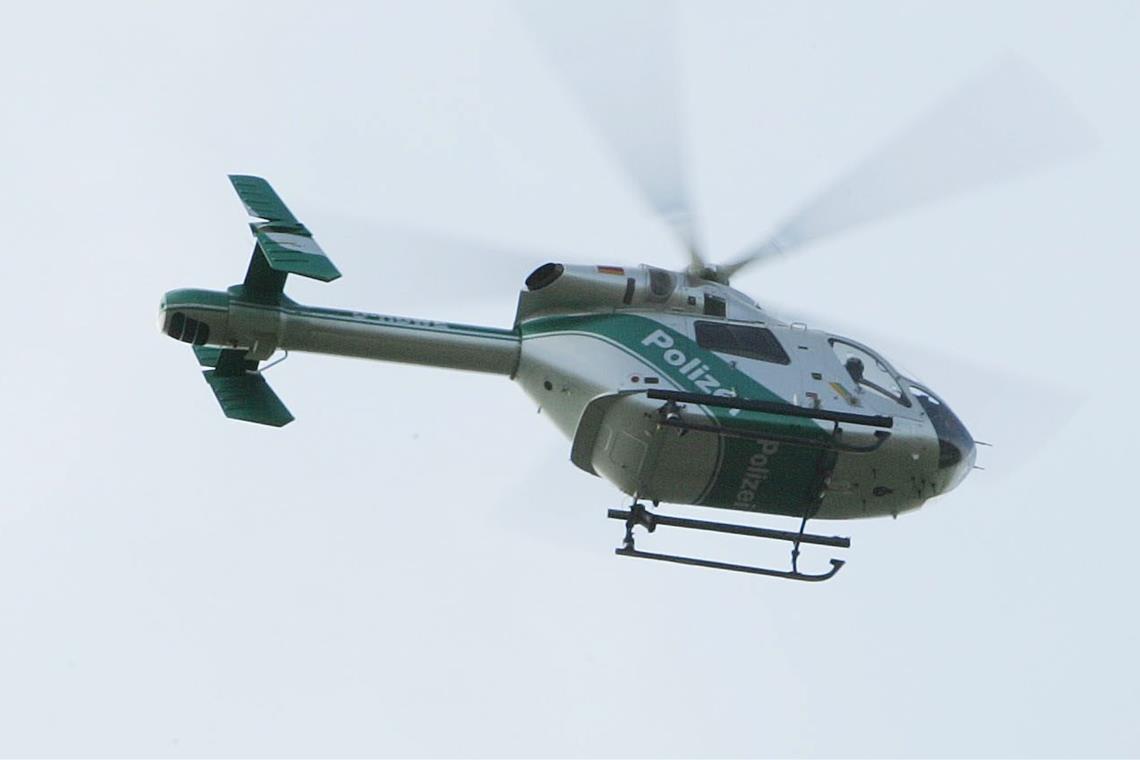 Polizeihubschrauber über Beutelsbach nach Raub auf Discounter